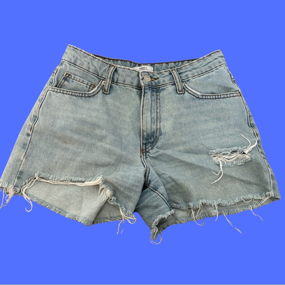 cute trendy summer light wash jean shorts!